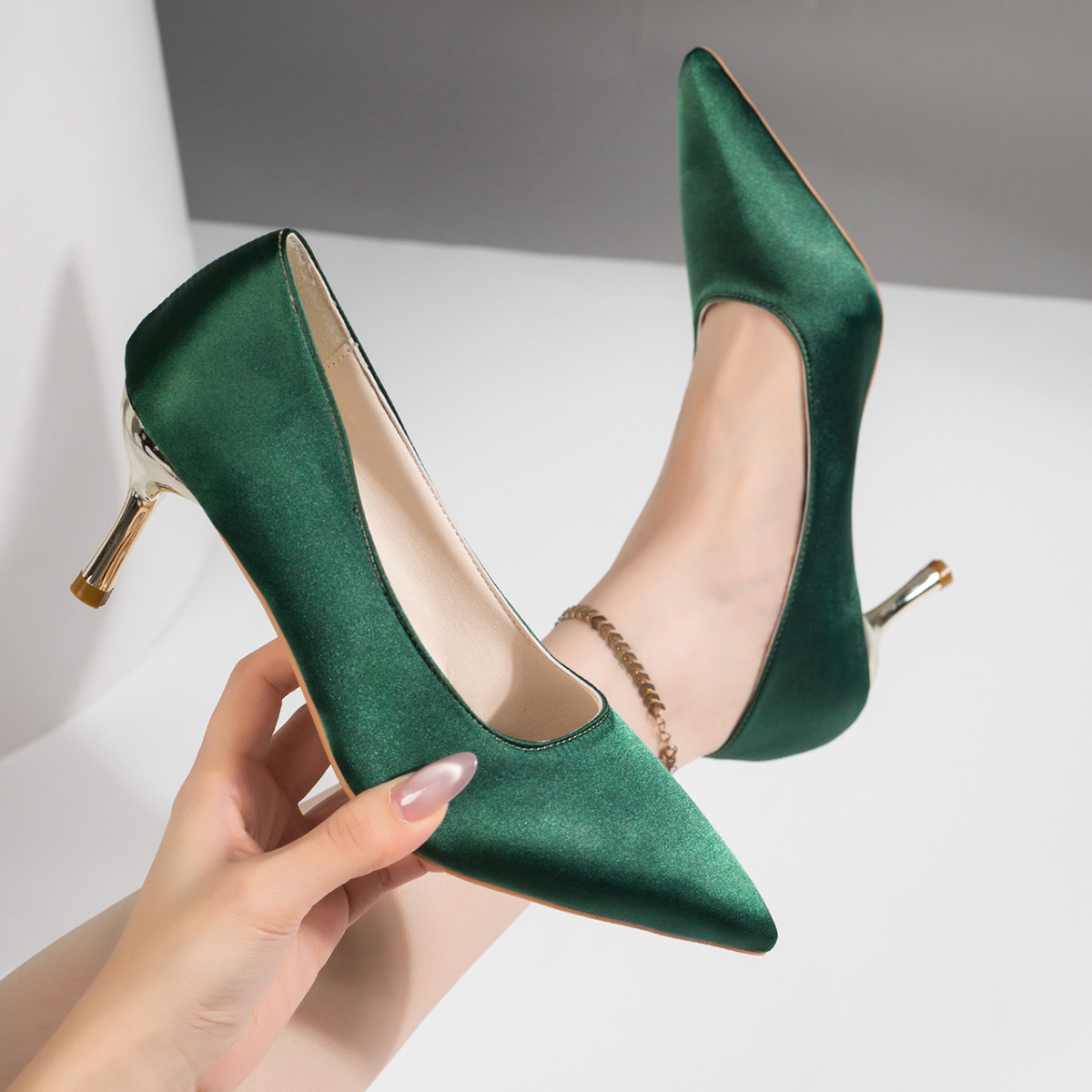 Court Heel Pointed - Dames groene satijnen pumps met spitse